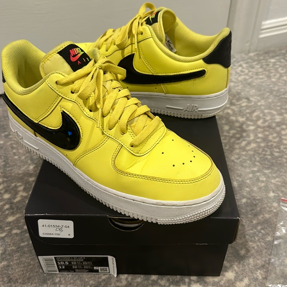 NIKE AIR FORCE 1 LV8 3 SIZE 10.5 MENS SNEAKERS BRIGHT YELLOW